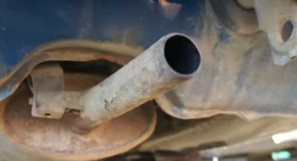 Опасна ли течь воды из выхлопной трубы автомобиля?