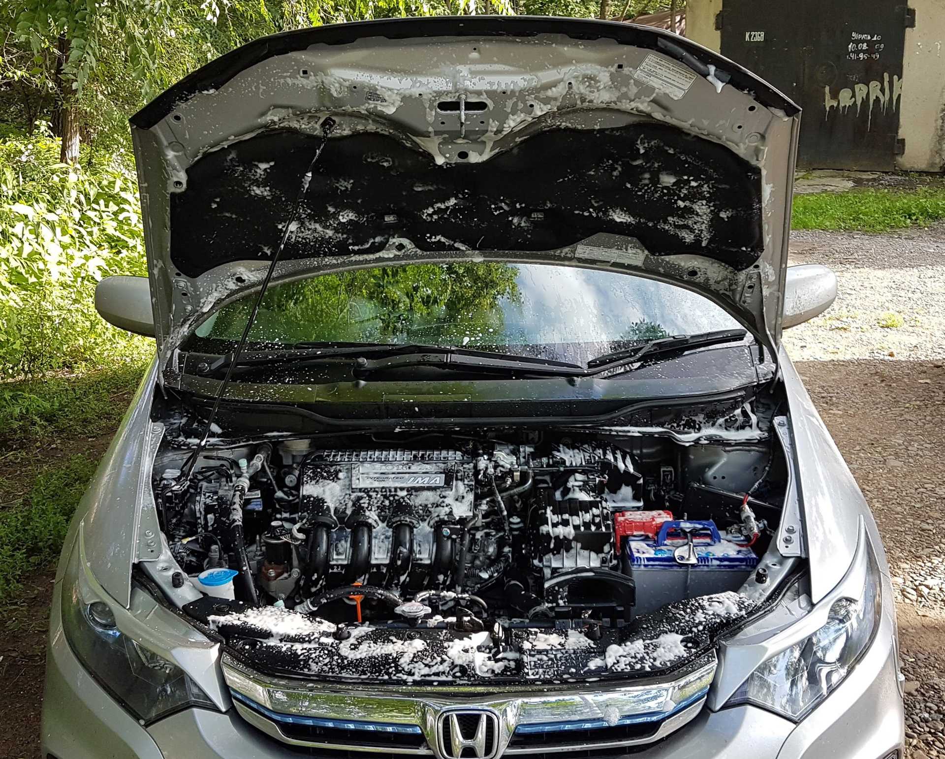 Как помыть двигатель автомобиля самостоятельно в домашних. Honda Insight подкапотное пространство. Мойка двигателя. Мойка моторного отсека автомобиля. Помыть подкапотное пространство.