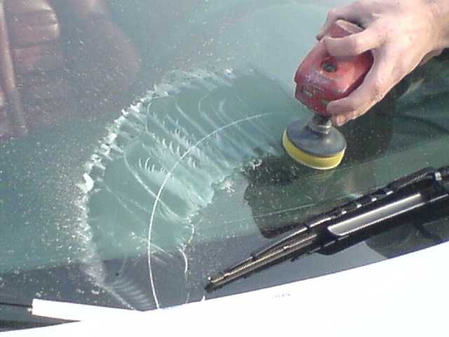 Как удалить и устранить царапины на стекле автомобиля своими руками