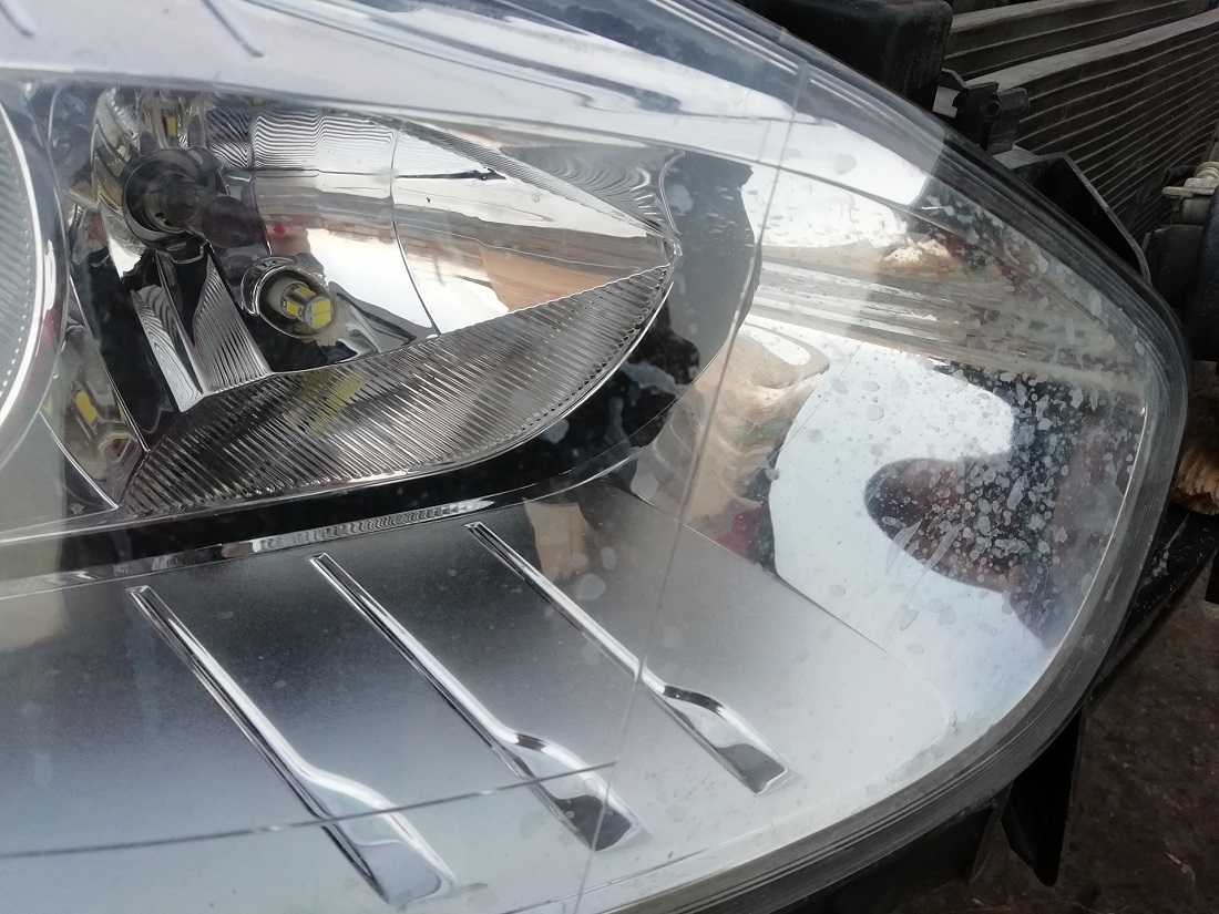 Какой клей или чем приклеить стекло фары на авто Необходимые инструменты и материалы для проведения работ Инструкция по склеиванию фары на автомобиле